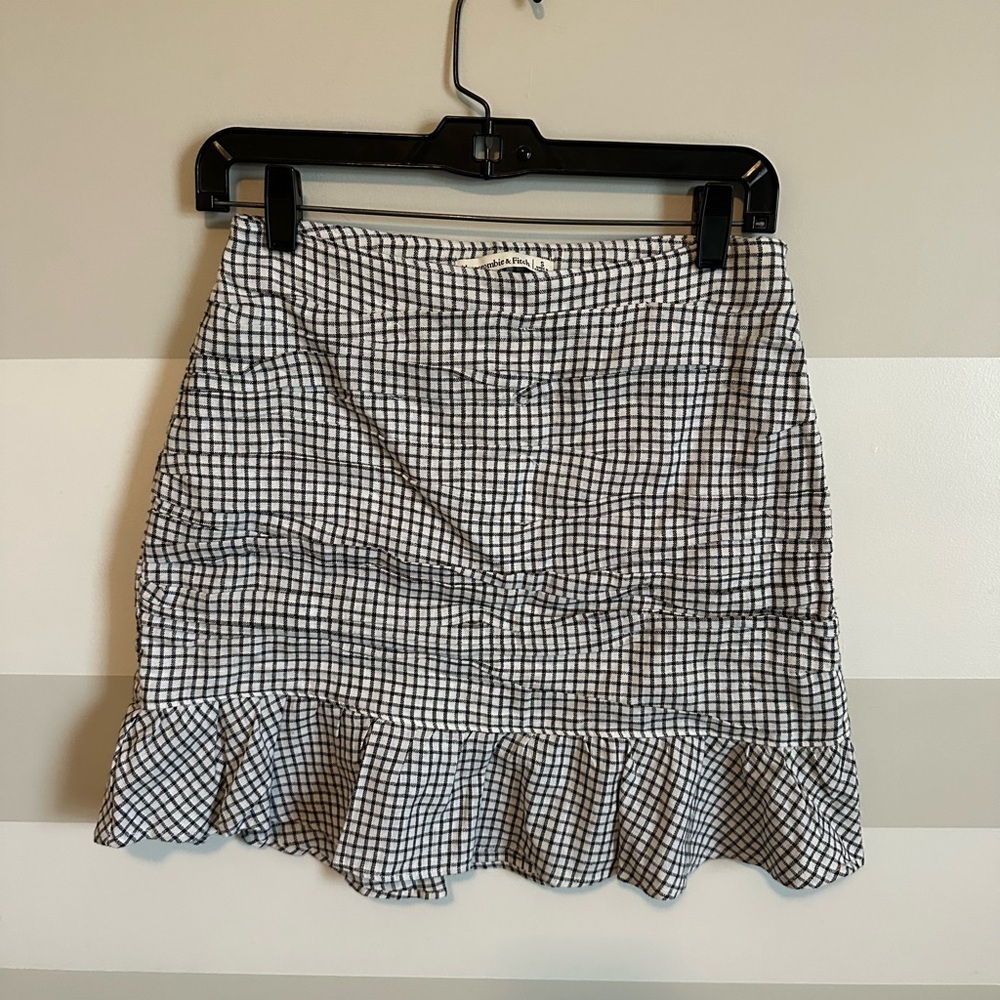 Abercrombie & Fitch ruched mini skirt in black and white check - Picture 5 of 6
